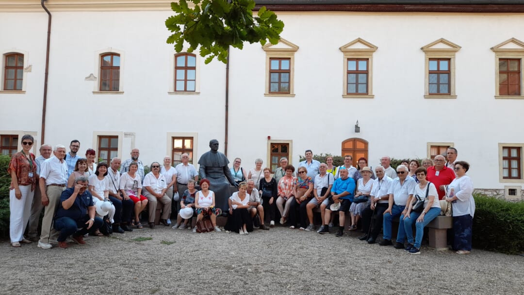 Csoportkép a püspökség udvarán